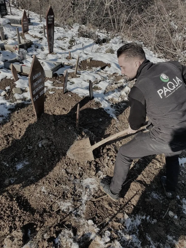 PAQJA Mitarbeiter bereitet ein Grab vor
