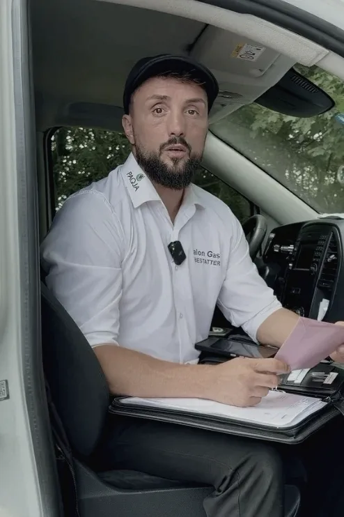 Dokumente werden im Fahrzeug vorbereitet