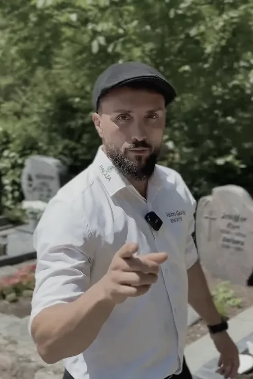 Valon Gashi auf einem Friedhof