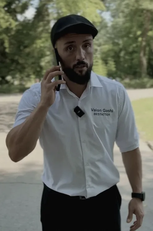 Valon Gashi telefoniert mit Angehörigen