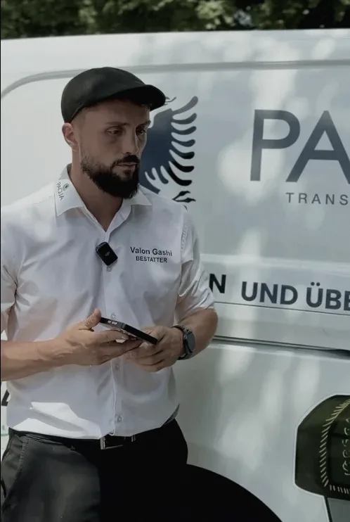 Valon Gashi vor dem PAQJA Überführungsfahrzeug